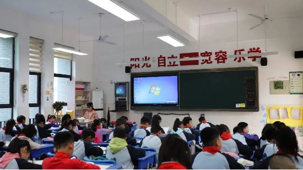 中小学校装上了<i style='color:red'>护眼教室灯具</i>，呵护中小学生“明眸亮睛”