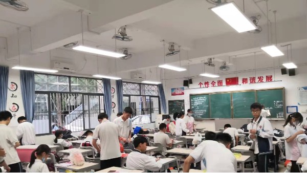 中小学生怎样<i style='color:red'>预防近视</i>呢？近视防控不可忽视的是教室照明