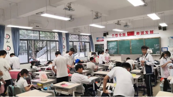 关爱学生，中小学校要从护眼健康的教室照明开始